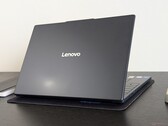 El IdeaPad Slim 3 15 15IRH10R ha cambiado a una relación de aspecto 16:10 con un clickpad más grande, pero el puerto de carga de CA propietario deja un sabor amargo (Fuente de la imagen: Notebookcheck)