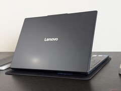 El IdeaPad Slim 3 15 15IRH10R ha cambiado a una relación de aspecto 16:10 con un clickpad más grande, pero el puerto de carga de CA propietario deja un sabor amargo (Fuente de la imagen: Notebookcheck)