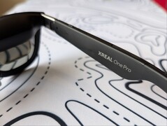 Xreal One Pro sien derecha con marca