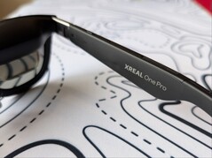 Xreal One Pro sien derecha con marca