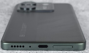 parte inferior del chasis (altavoz, micrófono, puerto USB, bandeja SIM/microSD)