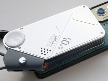 El Aulumu M10 sobresale del borde inferior del teléfono.