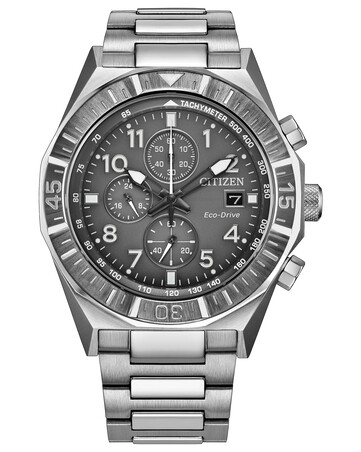 Vista lateral del Citizen Nighthawk CA0890-54H, en la que se aprecian la caja de acero inoxidable, la corona, los pulsadores del cronógrafo y el brazalete.