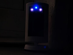 El LED de actividad es azul, las luces IR son rojas.