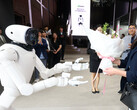 Elogios para Nvidia y un desafío para Tesla Optimus y BYD Xiao Di: el robot con IA de LG, CLOiD, da la bienvenida a los visitantes en Seúl. LG y Nvidia tienen previsto utilizar 100 000 horas de entrenamiento de IA para dirigirse a los mercados de la robótica doméstica y industrial.