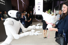 Elogios para Nvidia y un desafío para Tesla Optimus y BYD Xiao Di: el robot con IA de LG, CLOiD, da la bienvenida a los visitantes en Seúl. LG y Nvidia tienen previsto utilizar 100 000 horas de entrenamiento de IA para dirigirse a los mercados de la robótica doméstica y industrial.