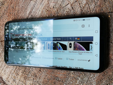 Un ejemplo de la pantalla altamente reflectante del Huawei Mate 20 Lite