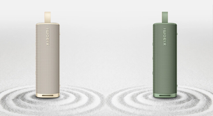 Las nuevas versiones dorada (izquierda) y verde (derecha) del altavoz Xiaomi Sound Outdoor. (Fuente de la imagen: Xiaomi)