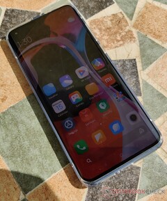 Xiaomi supuestamente se ha instalado en una pantalla de Mi 11 Pro - Mi 10 Pro en la foto. (Fuente de la imagen: Notebookcheck)