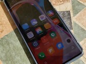 Xiaomi supuestamente se ha instalado en una pantalla de Mi 11 Pro - Mi 10 Pro en la foto. (Fuente de la imagen: Notebookcheck)