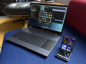 La Galaxy Z Flip7 conectada de forma inalámbrica con un NexDock XL. (Fuente de la imagen: Michael Fisher)