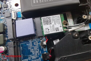 Un SSD desenroscado revela el AX201