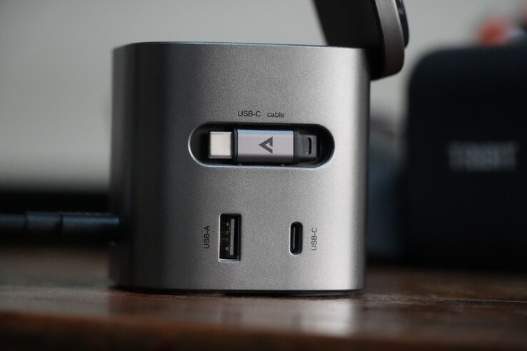 La estación de carga AceFast 6 en 1 de 80 W tiene un cable USB-C retráctil