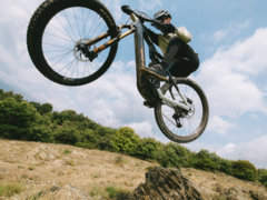 La BH iLynx+ NX (en la imagen) en acción. El motor Bosch Performance Line CX de la e-MTB soporta un par máximo de 100Nm y hasta un 400% de asistencia al pedaleo. (Fuente de la imagen: BH Bikes)