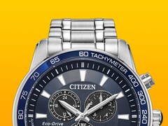 Un primer plano del Citizen BL5640-59L con su esfera de color azul intenso sobre un fondo amarillo liso.
