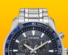 Un primer plano del Citizen BL5640-59L con su esfera de color azul intenso sobre un fondo amarillo liso.