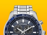 Un primer plano del Citizen BL5640-59L con su esfera de color azul intenso sobre un fondo amarillo liso.