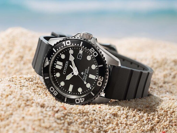 Reloj Citizen Promaster Marine BN0266-07E con esfera negra, bisel negro y correa negra, sobre arena.