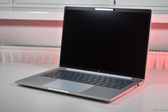 El HP EliteBook 8 G1a 14 (fuente de la imagen: Benjamin Herzig/Notebookcheck)