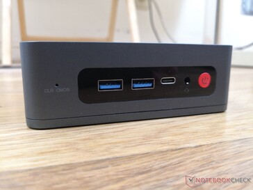 Frontal: USB-A 3.0, USB-C con DisplayPort, audio combinado de 3,5 mm, botón de encendido