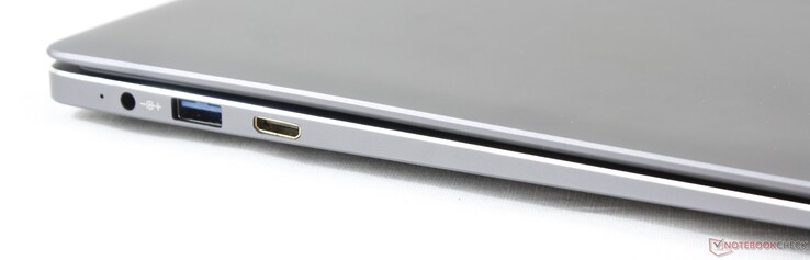 Izquierda: adaptador de CA, USB 3.0, mini-HDMI