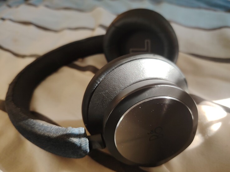 Mi juego actual del Portal Beoplay. Correa de cuero para la cabeza sustituida por material vaquero por el desgaste anterior. (Fuente de la imagen: Darryl Linington - Notebookcheck)