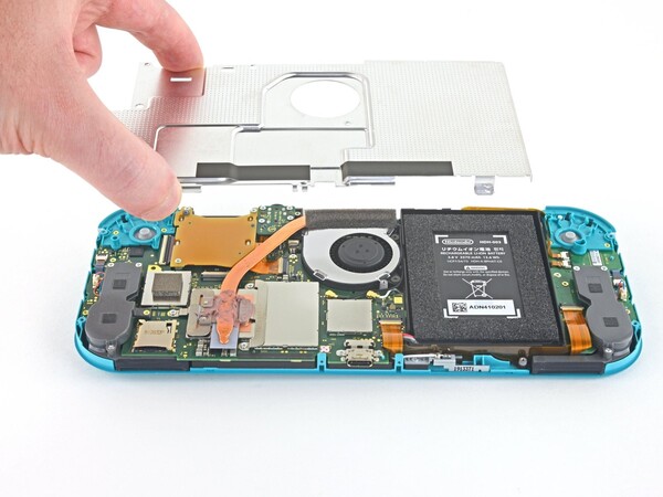 Para sustituir la pantalla de la Nintendo Switch Lite, es necesario retirar la placa trasera. (Fuente de la imagen: iFixit)