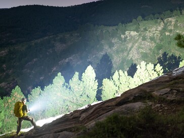 La Olight Marauder 3 cuenta con un modo de luz difusa muy brillante de 25 000 lúmenes.