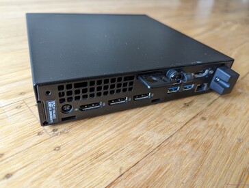 Trasera: Adaptador de CA, 3 DisplayPort 1.4a de tamaño completo (HBR2), 2x USB-A 3.2 Gen. 2, Gigabit RJ-45, HDMI 2.1