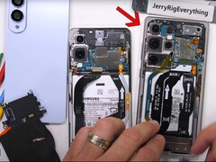 Samsung ha recortado 2,4 mm en el Galaxy S25 Edge, al menos en comparación con el Galaxy S25 Ultra. (Fuente de la imagen: JerryRigEverything)