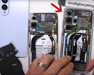 Samsung ha recortado 2,4 mm en el Galaxy S25 Edge, al menos en comparación con el Galaxy S25 Ultra. (Fuente de la imagen: JerryRigEverything)