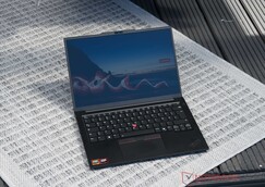 Lenovo ThinkPad E14 G8 en uso al aire libre a la sombra