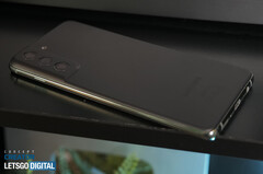 El panel trasero del Galaxy S21 FE ya está disponible para su compra. (Fuente de la imagen: Concept Creator &amp;amp; LetsGoDigital)
