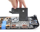 Sustitución de la batería de la pantalla LCD de la Steam Deck por iFixit.