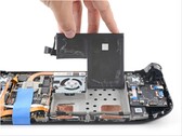Sustitución de la batería de la pantalla LCD de la Steam Deck por iFixit.