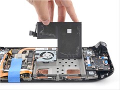 Sustitución de la batería de la pantalla LCD de la Steam Deck por iFixit.