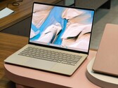 El 2026 Asus Zenbook 14 en Zabriskie Beige viene con una pantalla OLED y un gran touchpad.