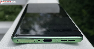 Parte inferior: Ranura SIM/microSD, micrófono, USB-C 2.0, altavoz