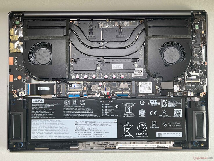 Placa base del Yoga Pro 9 16IAH10 para comparar