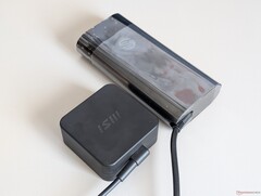adaptador de CA USB-C de 65 W de MSI frente al adaptador de CA USB-C de 140 W de HP