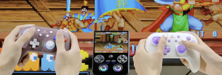 El RG477V conectado a una pantalla externa con dos controladores RG P01 conectados. (Fuente de la imagen: Anbernic)