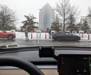 El primer puesto de Supercargador Tesla Magic Dock capturado en la naturaleza se está probando con un camión eléctrico Rivian