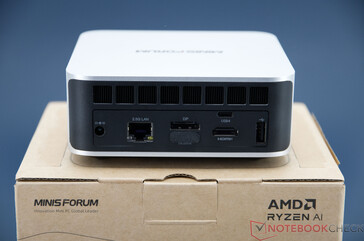 Minisforum AI X1 - Conexiones en el panel posterior