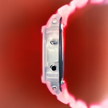 Vista lateral del Casio G-Shock DW-5600TNT-7, en la que se aprecian su caja translúcida y sus pulsadores metálicos.