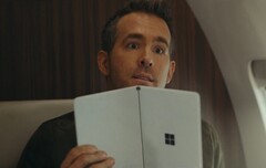 Ryan Reynolds con la Surface Neo. (Fuente de la imagen: Netflix vía @tomwarren)