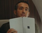 Ryan Reynolds con la Surface Neo. (Fuente de la imagen: Netflix vía @tomwarren)