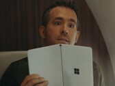 Ryan Reynolds con la Surface Neo. (Fuente de la imagen: Netflix vía @tomwarren)