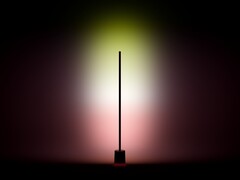 La lámpara de pie Govee 3 se muestra proyectando luz sobre la pared