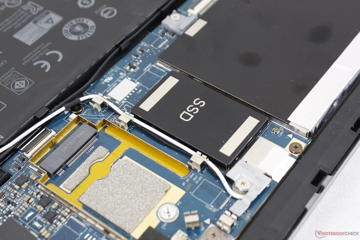 La ranura M.2 2230 se hace difícil de actualizar debido a la cubierta. Además, Dell dice que no se puede instalar un segundo SSD M.2 en la ranura WAN porque "los conectores son diferentes".
