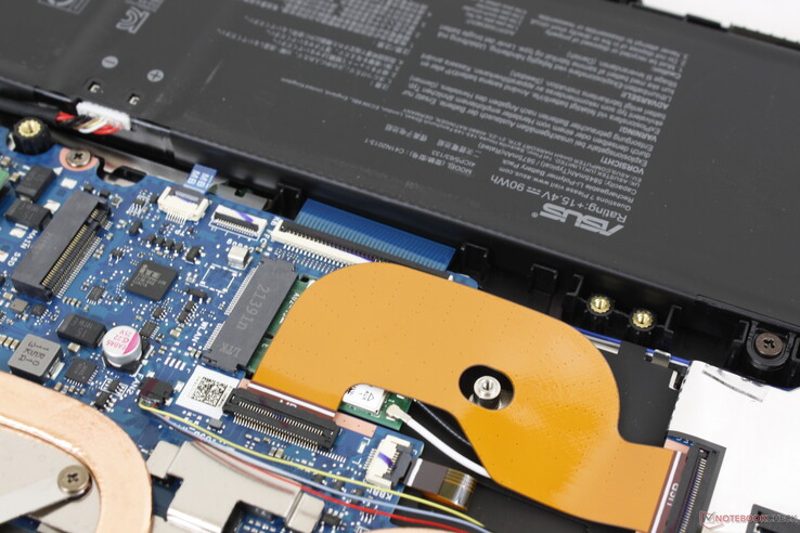 El Intel AX201 viene de serie con conectividad Wi-Fi 6 y Bluetooth 5.2. No experimentamos ningún problema al emparejarlo con nuestro router de pruebas Netgear RAX200. El módulo WLAN está situado debajo de la ranura SSD M.2 2280